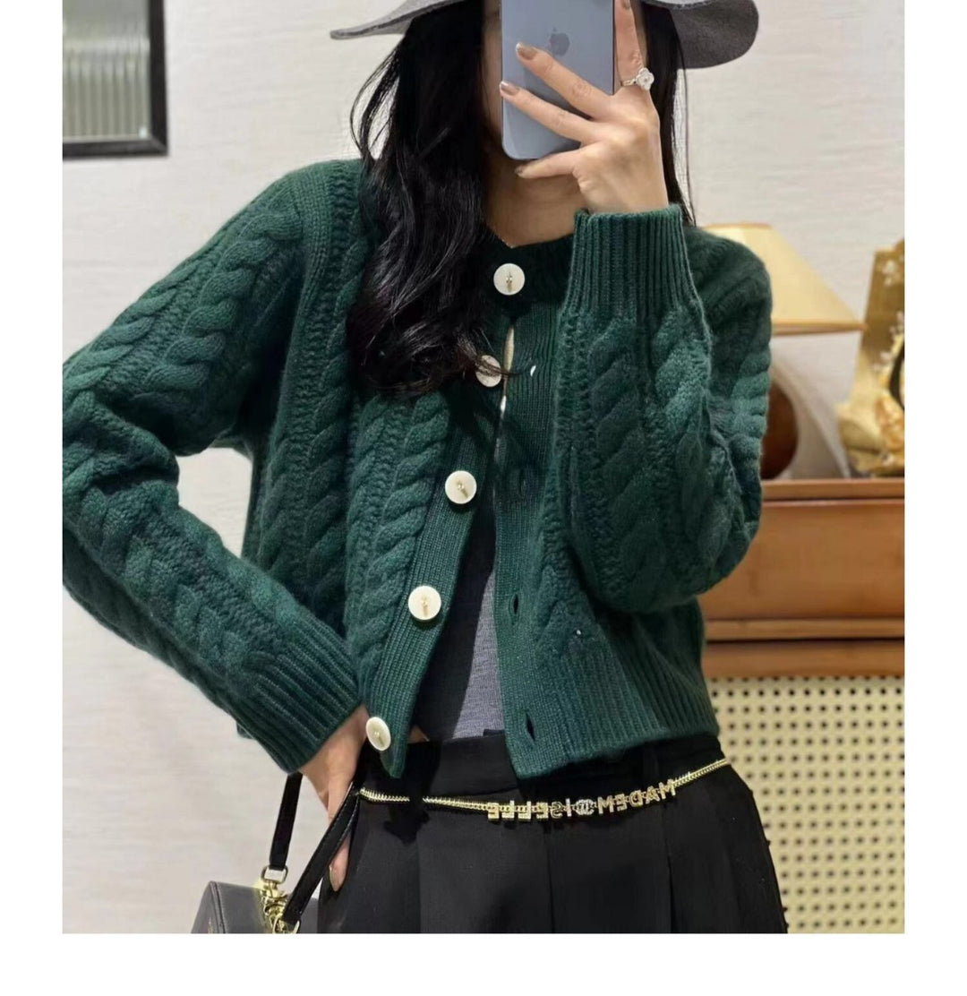 Damen Kurzer Zopfstrick‑Cardigan mit breitem Rippsaum und großen Knöpfen Nord Taschen