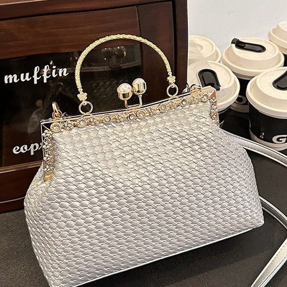 Damen elegante Handtasche mit glamourösen Kettenakzenten Nord Taschen