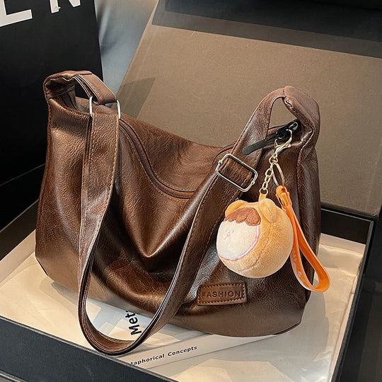 Damen Hobo-Tasche mit charmantem Plüschanhänger und weichem Kunstleder Nord Taschen