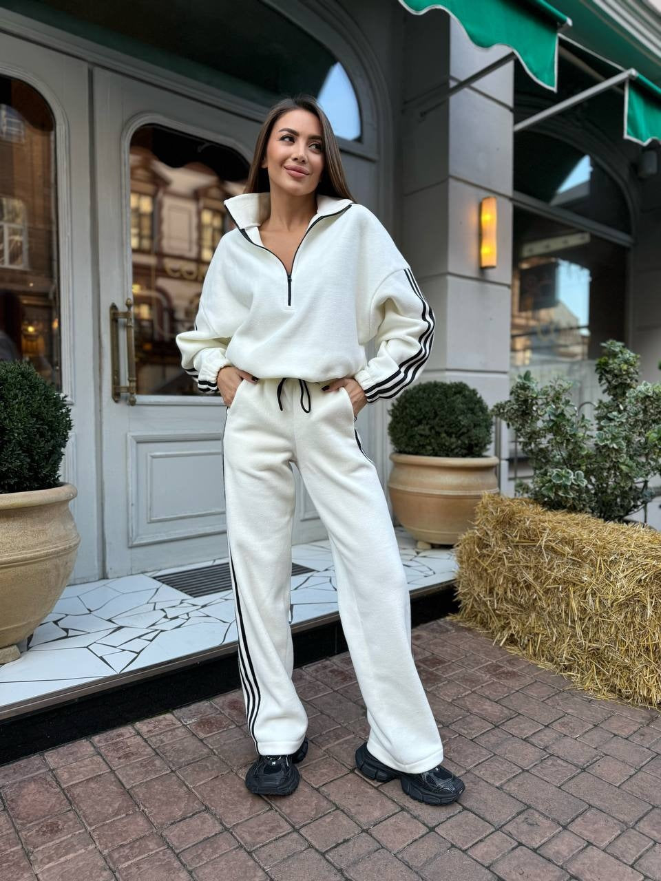 Damen lässiger Highneck-Halbzip Trainingsanzug mit markanten Seitenstreifen, überschnittener Kapuze und weiter Joggerhose Nord Taschen