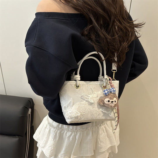 Damen elegante Umhängetasche mit floralem Design und charmantem Anhänger Nord Taschen