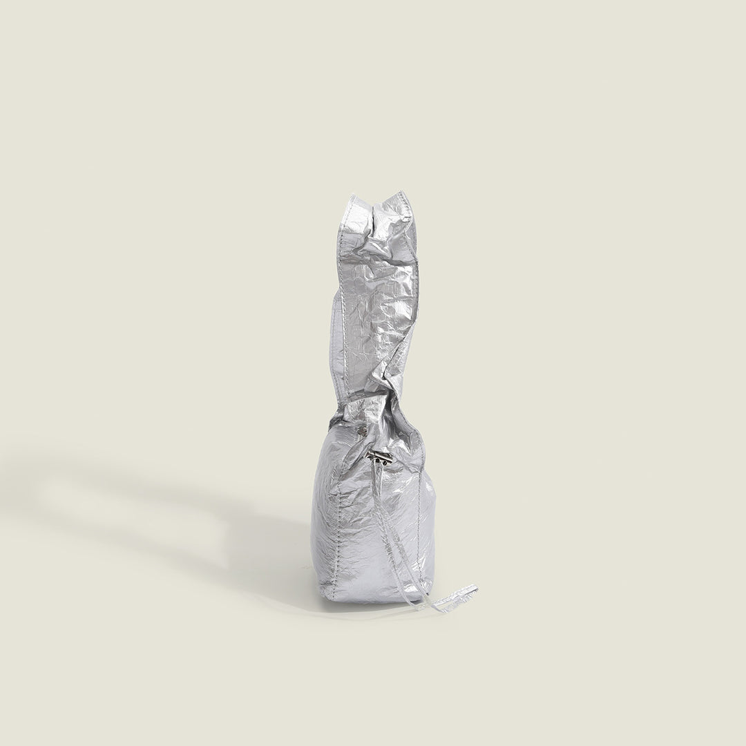 Damen Umhängetasche mit innovativem, metallischem Glanz und stylischem Kordelzug Nord Taschen