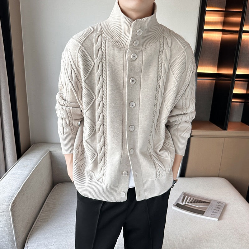 Herren Zopfmuster-Cardigan mit hohem Kragen, grober Strickoptik und durchgehender Knopfleiste Nord Taschen