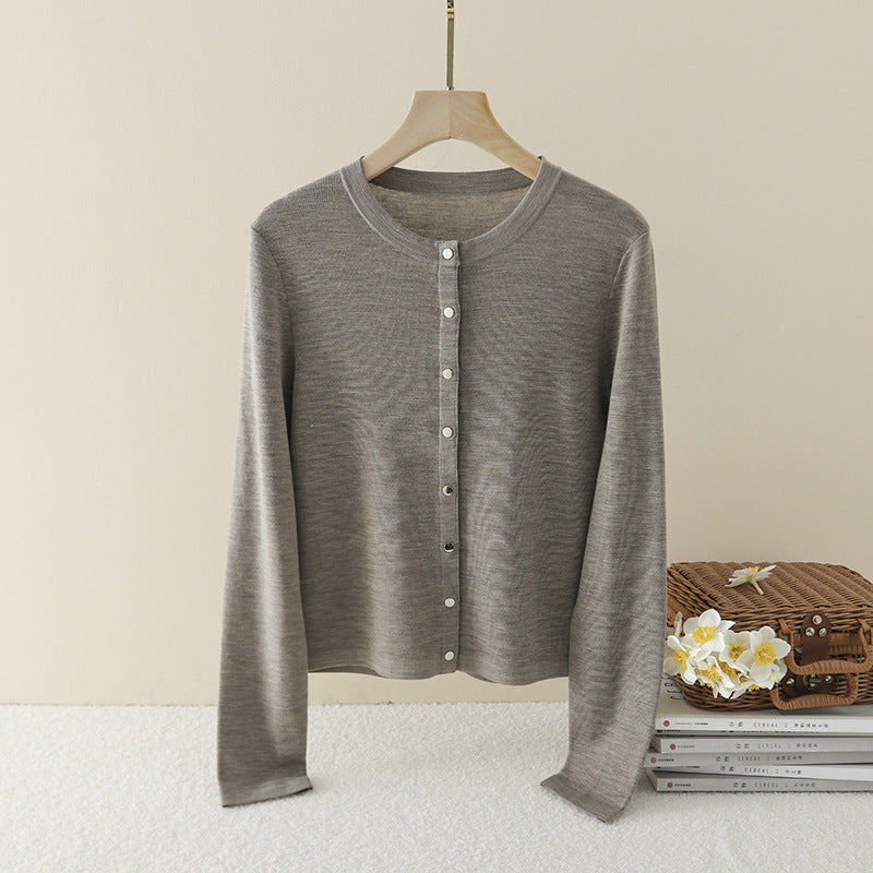 Damen Leichter Feinstrick-Cardigan mit Rundhals, Slim-Passform und dezenter Knopfleiste Nord Taschen