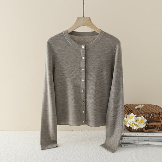 Damen Leichter Feinstrick-Cardigan mit Rundhals, Slim-Passform und dezenter Knopfleiste Nord Taschen