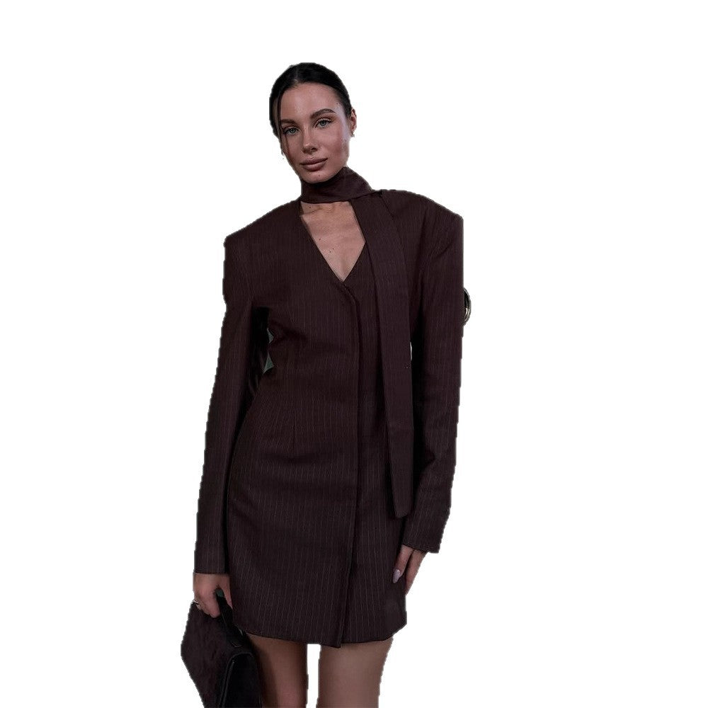 Damen Pinstripe tailliertes Blazerkleid mit skulpturierter Schulter und integriertem Schlipskragen Nord Taschen