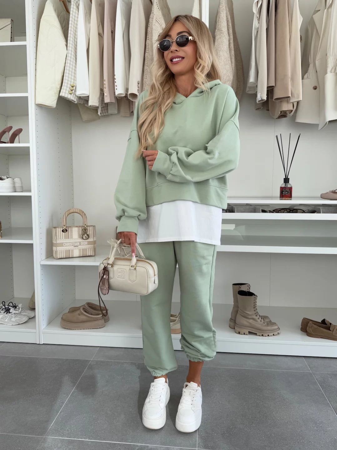 Damen Cropped-Hoodie-Lounge-Set mit asymmetrischem Saum, voluminösen Raglanärmeln und gekrempelter Jogginghose Nord Taschen