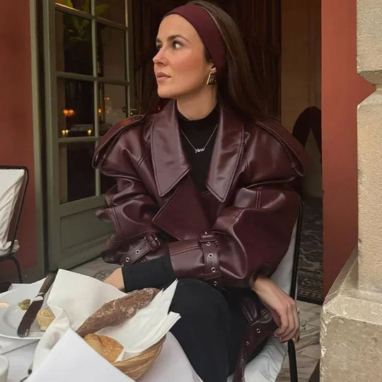 Damen 300+ taillierte Cropped-Bikerjacke aus Kunstleder mit großem Revers, Schulterklappen und Taillengürtel Nord Taschen