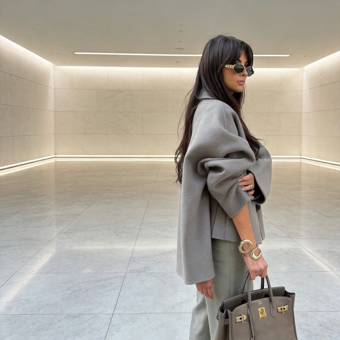 Damen Kurzjacke im Oversize-Stil mit V‑Ausschnitt Raglanärmeln und Eingrifftaschen Nord Taschen