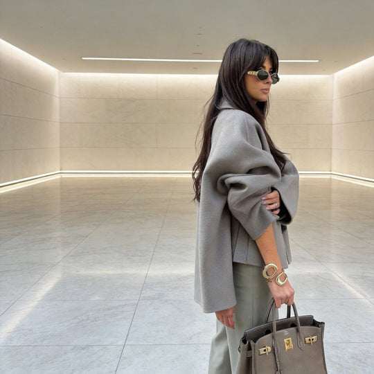 Damen Kurzjacke im Oversize-Stil mit V‑Ausschnitt Raglanärmeln und Eingrifftaschen Nord Taschen