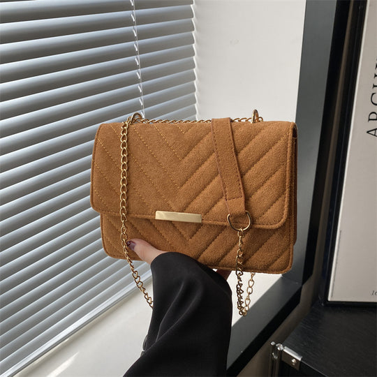 Damen Umhängetasche mit gestepptem Design und elegantem goldenen Kettenriemen Nord Taschen