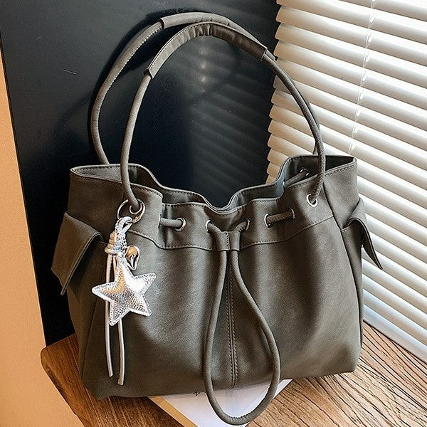 Damen Hobo Tasche aus weichem Kunstleder mit elegantem Zugverschluss Nord Taschen