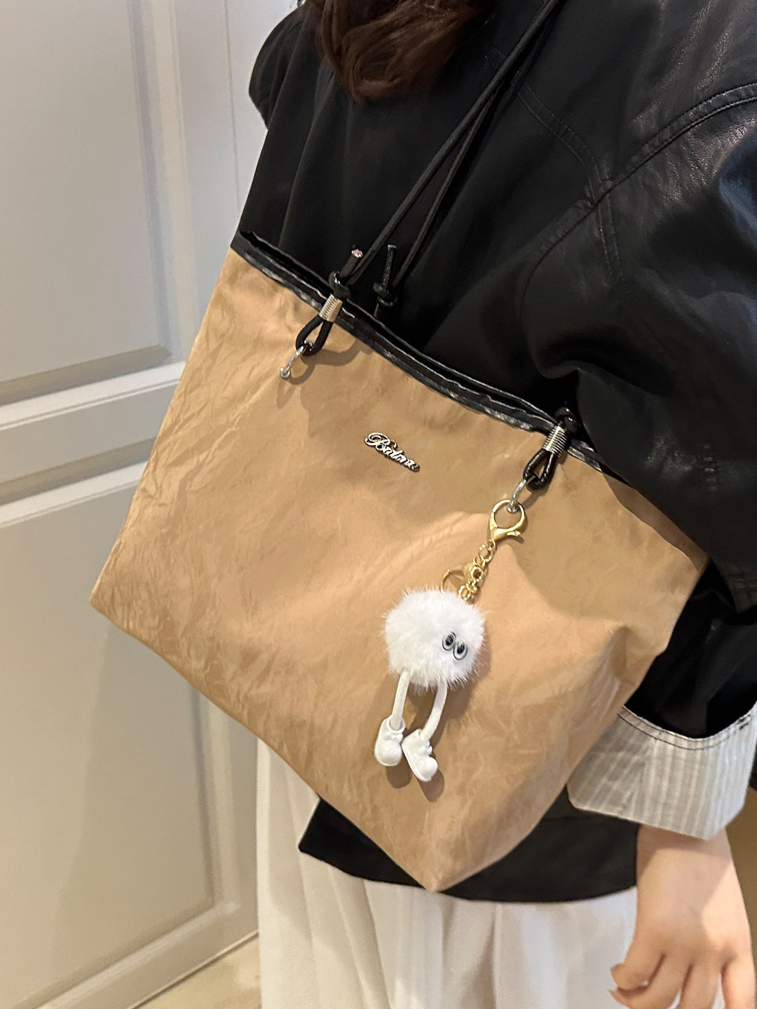 Damen modische Tragetasche mit gefaltetem Obermaterial und verspieltem Anhänger Nord Taschen