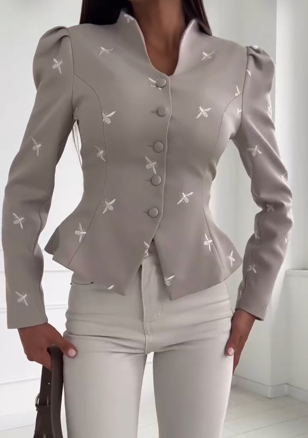 Damen Taillierter Peplum‑Blazer mit geschwungenem Stehkragen und Puffschulter‑Details Nord Taschen
