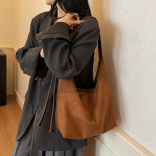 Damen Hobo-Tasche aus weichem Veloursleder mit verstellbarem Schulterriemen Nord Taschen