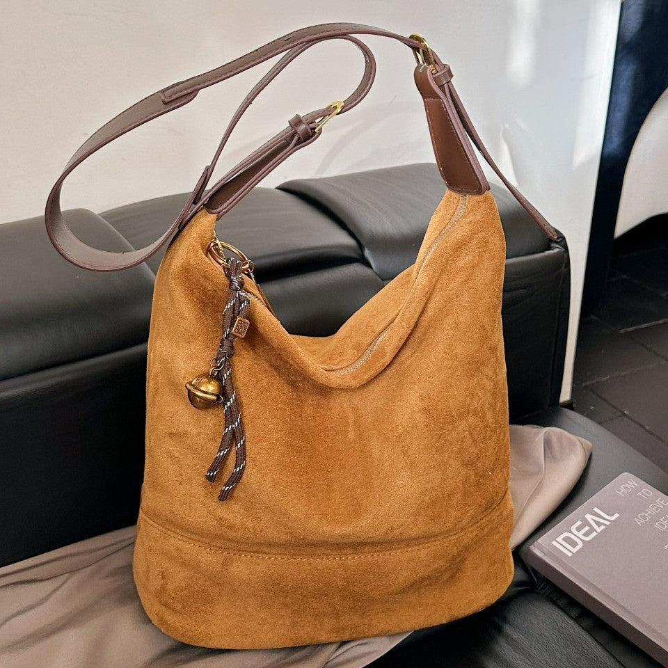 Damen Hobo Tasche aus weichem Wildleder mit luxuriösem Tragegriff Nord Taschen