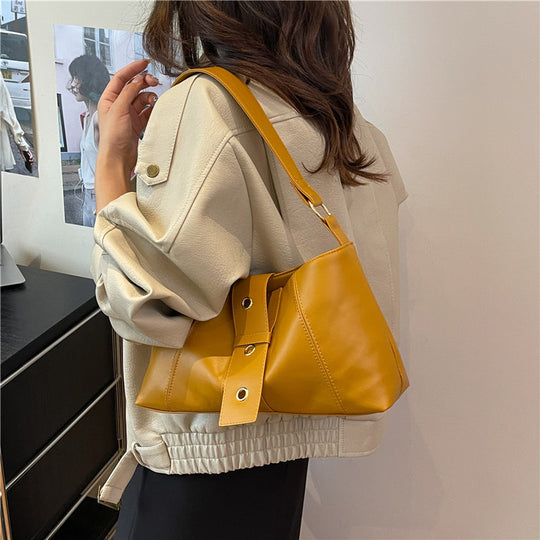 Damen Hobo-Tasche mit praktischem abnehmbarem Schulterriemen und dekorativen Ösen Nord Taschen