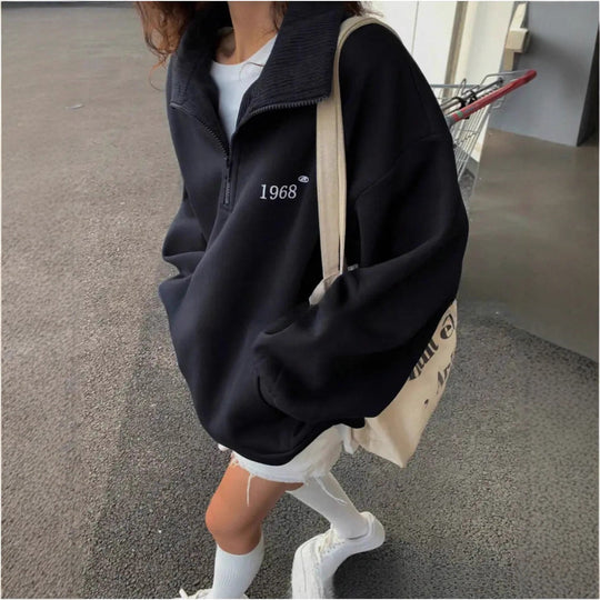 Damen oversized Hoodie mit kurzem Reißverschluss, hohem Stehkragen und Kängurutasche Minimalstick Nord Taschen