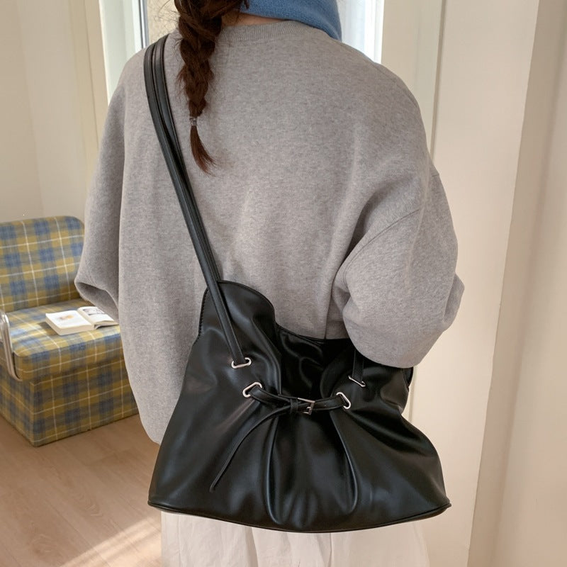 Damen Umhängetasche aus hochwertigem Kunstleder mit verstellbarem Kordelzug Nord Taschen
