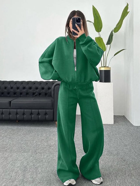 Damen sportive Oversize-Fleecejacke mit diagonaler Reißverschluss-Optik und weit geschnittener High-Waist-Jogginghose Nord Taschen