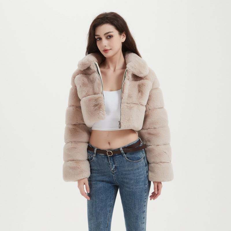 Damen Cropped Kunstpelzjacke mit horizontalen Volumenpaneelen, Steh-Umlegekragen und Reißverschluss Nord Taschen