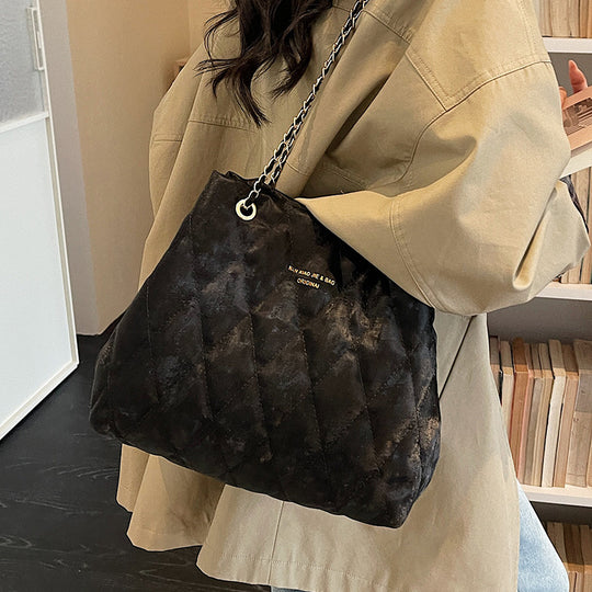 Damen Beuteltasche mit Kettenriemen und kuscheligem Anhänger Nord Taschen