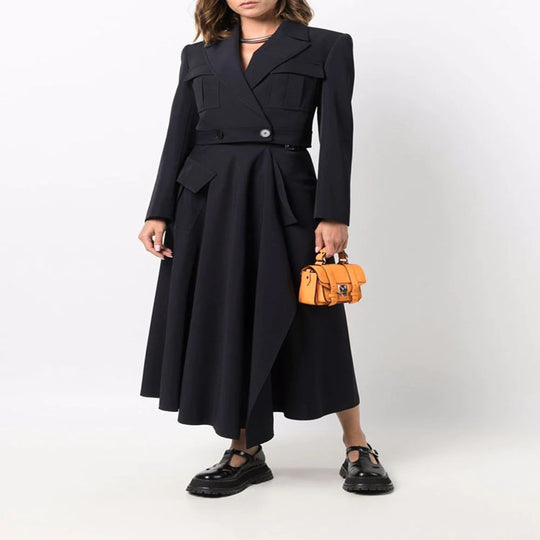 Damen Kurzblazer im Tailoring mit aufgesetzten Pattentaschen und markanter Schulterpartie Nord Taschen