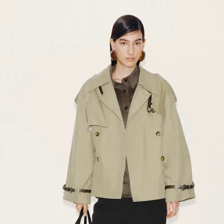 Damen Kurzer Boxy-Trenchcoat mit weitem Revers, Schulterriegeln und verstellbaren Manschetten Nord Taschen