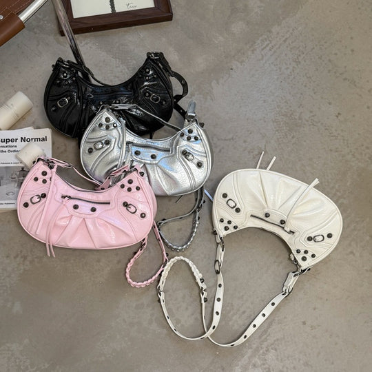 Damen Hobo-Tasche mit luxuriösen, dekorativen Details und einzigartigen Anhängern Nord Taschen