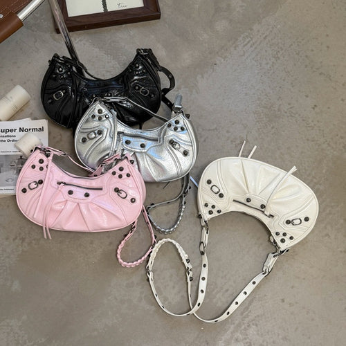 Damen Hobo-Tasche mit luxuriösen, dekorativen Details und einzigartigen Anhängern Nord Taschen