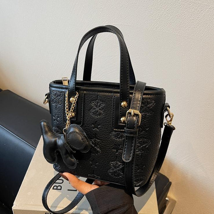Damen Mini-Handtasche mit verspieltem Hundeanhänger | Nord Taschen