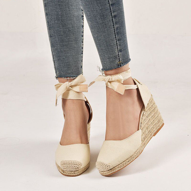 Damen nan Textil-Espadrille mit Bastkeil, Schleifenband-Knöchelriemen und gehäkelter Zehenkappe Nord Taschen