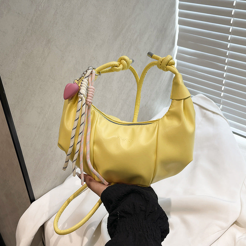 Damen Handtasche mit einzigartigem Kordelzugdesign und verspieltem Anhänger Nord Taschen