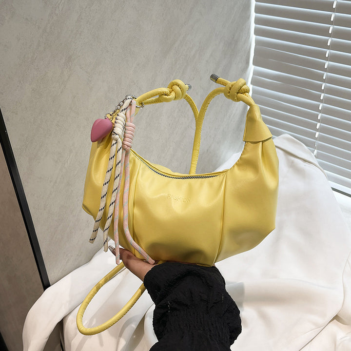 Damen Handtasche mit einzigartigem Kordelzugdesign und verspieltem Anhänger Nord Taschen