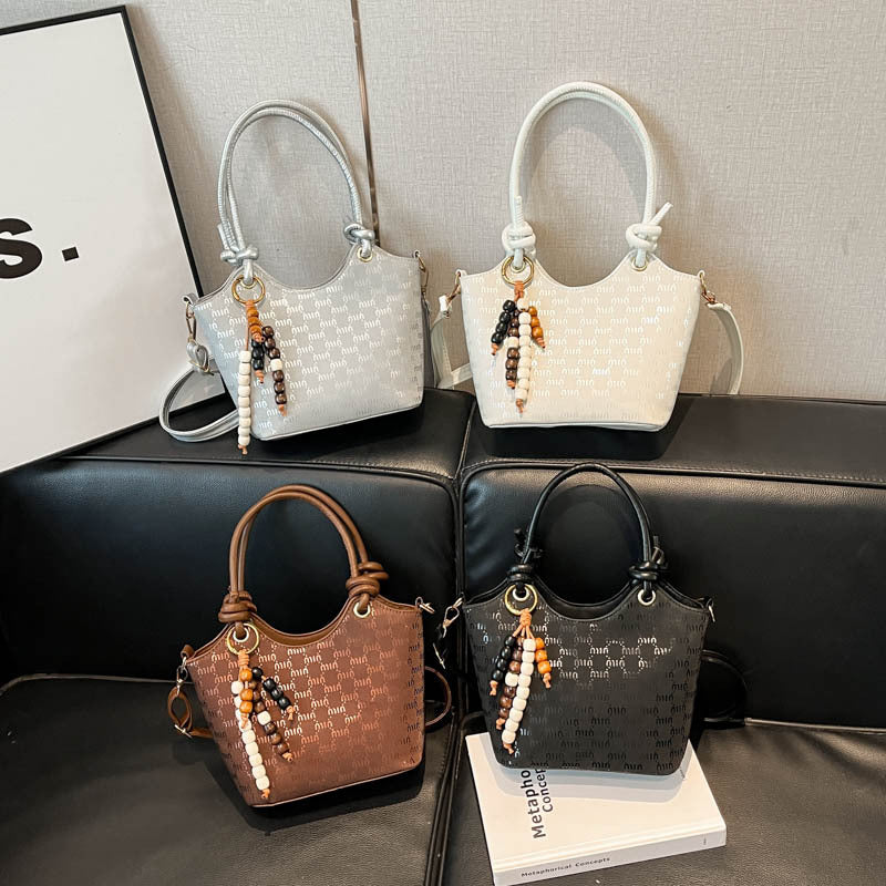 Damen Mini-Handtasche mit schimmerndem Obermaterial und eleganten Accessoires Nord Taschen