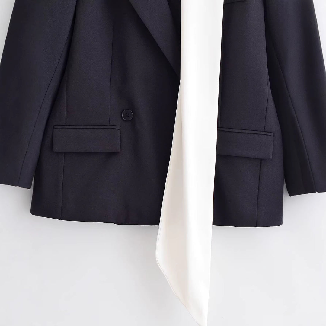 Damen Kurzer Blazer mit angenähter Schluppen‑Krawatte und Pattentaschen Nord Taschen