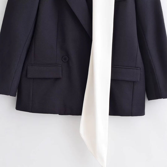 Damen Kurzer Blazer mit angenähter Schluppen‑Krawatte und Pattentaschen Nord Taschen