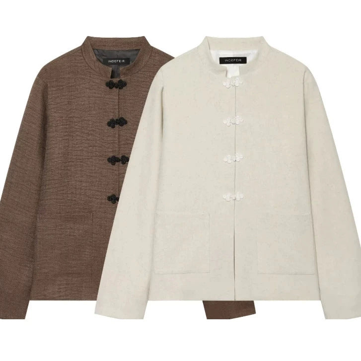 Damen Kurz geschnittene Leinenjacke mit Stehkragen und Froschverschlüssen Nord Taschen