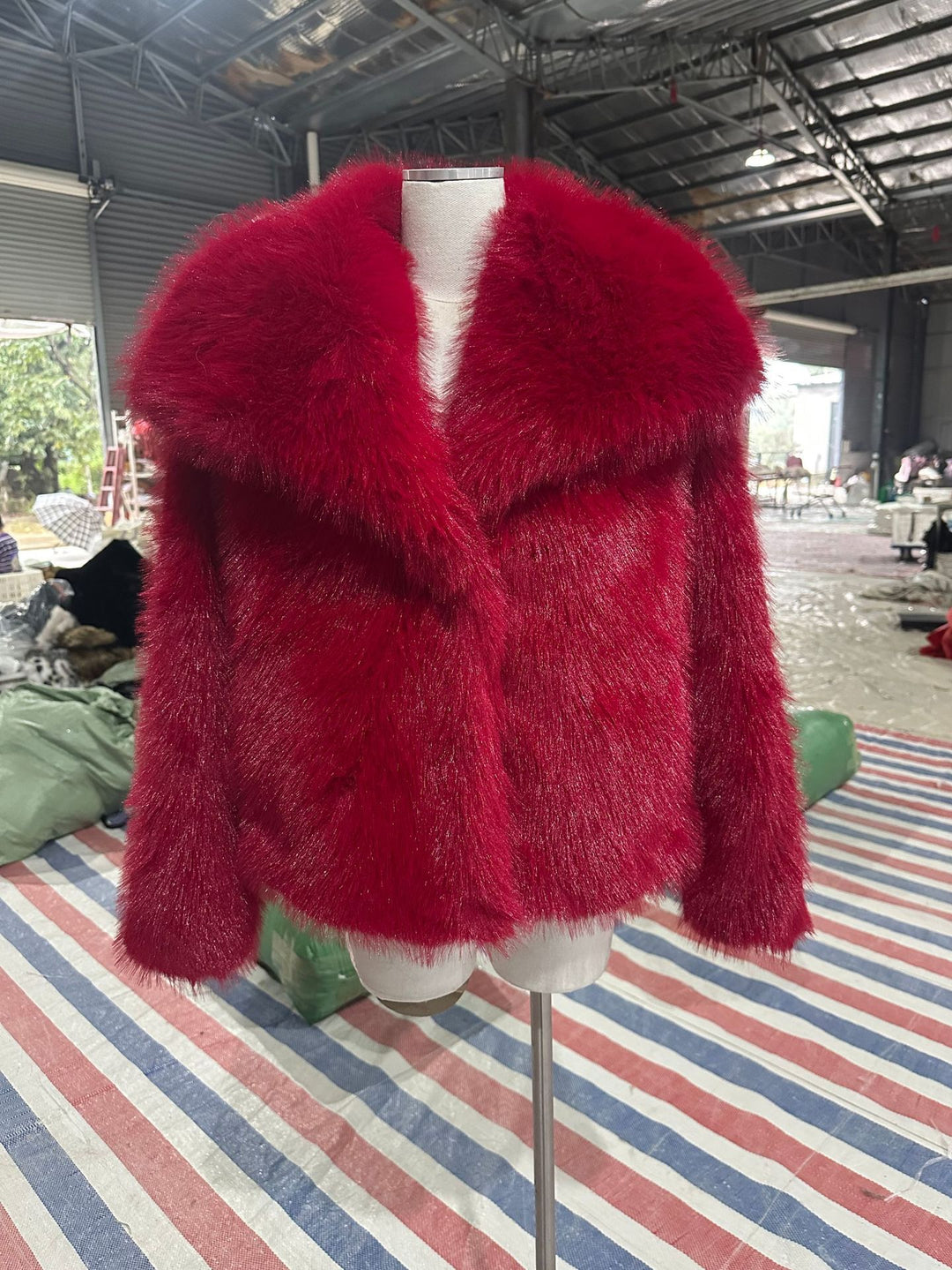 Damen Kurzbolero im Boxy-Cut aus veganem Shaggy-Kunstpelz mit XXL-Schalkragen Nord Taschen