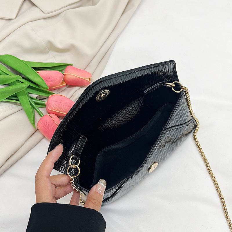 Damen Clutch mit elegantem Wellenmuster Nord Taschen