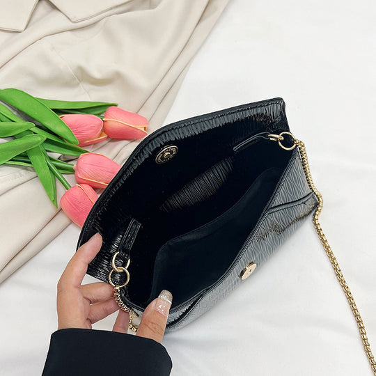 Damen Clutch mit elegantem Wellenmuster Nord Taschen
