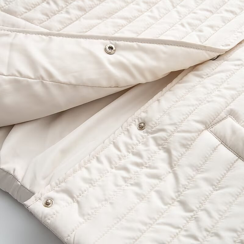 Damen Steppjacke kurz geschnitten mit vertikaler Steppung, Hemdkragen und Herzknopfleiste Nord Taschen