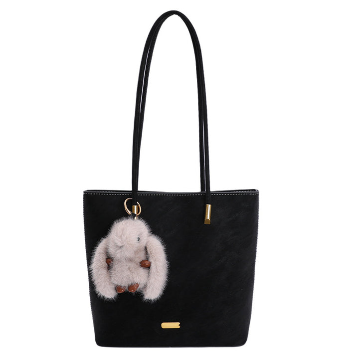 Damen modische Schultertasche aus hochwertigem Kunstleder mit verspieltem Plüschanhänger Nord Taschen