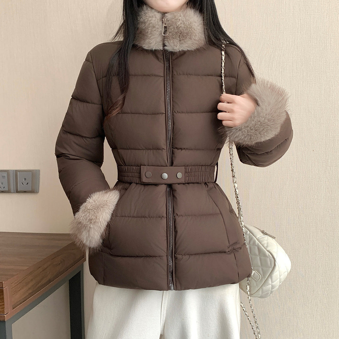 Damen nan taillierte Thermo-Kurzjacke mit elastischem Taillengürtel, Webpelzkragen und Kunstfellmanschetten Nord Taschen