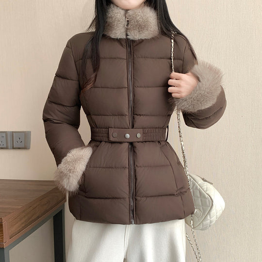 Damen nan taillierte Thermo-Kurzjacke mit elastischem Taillengürtel, Webpelzkragen und Kunstfellmanschetten Nord Taschen