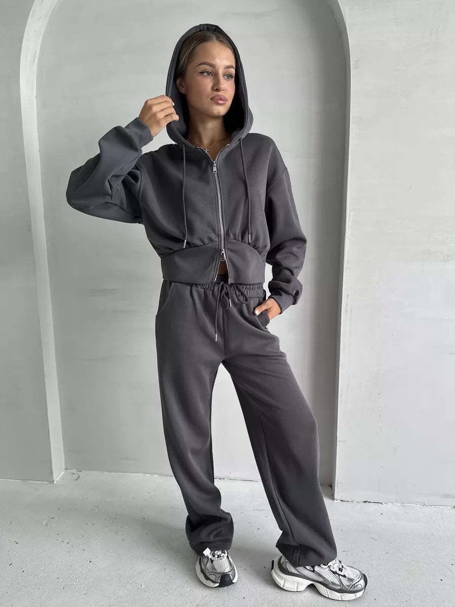 Damen gekürzte Zip-Kapuzenjacke mit formender Taillennaht und relaxed High-Waist Loungehose Nord Taschen