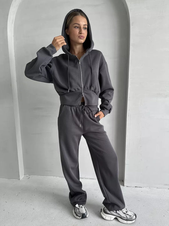 Damen gekürzte Zip-Kapuzenjacke mit formender Taillennaht und relaxed High-Waist Loungehose Nord Taschen