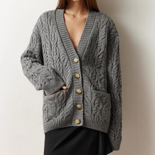 Damen Oversize Zopfmuster-Strickcardigan mit V‑Ausschnitt und aufgesetzten Taschen Nord Taschen