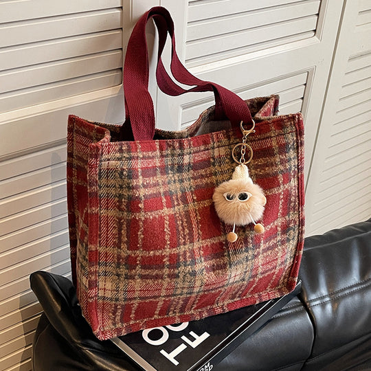 Damen Jute-Shopper Tasche mit stylisierten Karomuster und süßem Plüschanhänger Nord Taschen