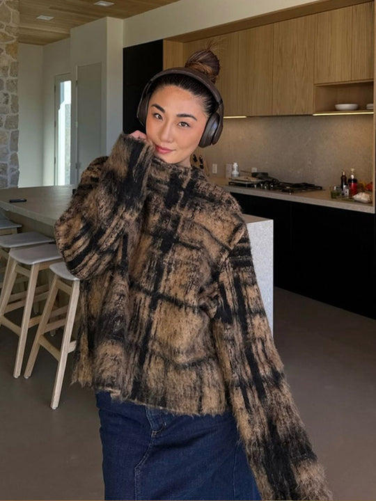 Damen Flauschiger Pullover im Vintage-Karo mit hohem Kragen und ausgefranstem Saum Nord Taschen